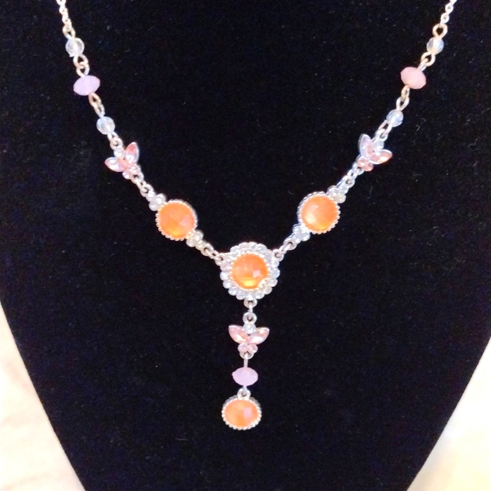 NR beautiful faux silver rhinestones and gems necklace.